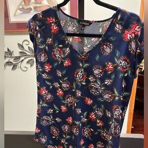 EUC Express Women's Floral Navy Top Size XS #073